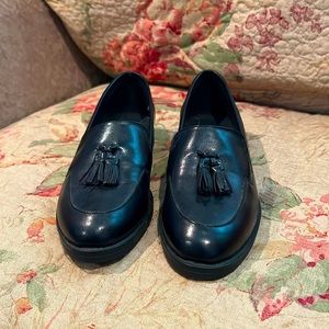 Brand new Derimond woman’s loafers. Never worn.